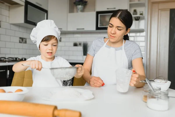Familia Feliz Madre Enseñando Hijo Cocinar Menú Torta Por Mañana — Foto de Stock