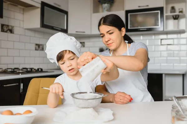 Mutlu Bir Aile Anne Oğluna Sabahları Kek Menüsünü Nasıl Yapacağını — Stok fotoğraf