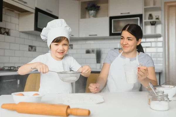 Giovane Madre Suo Piccolo Figlio Cottura Biscotti Insieme Casa Cucina — Foto Stock