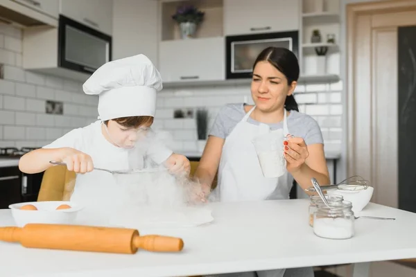 Young Beautiful Mom Preparing Food Home Kitchen Her Little Son — Stock Photo, Image