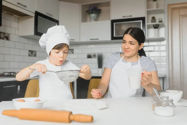 Szczęśliwa Rodzina Matka Uczy Syna Jak Gotować Dania Ciasta Rano — Zdjęcie stockowe