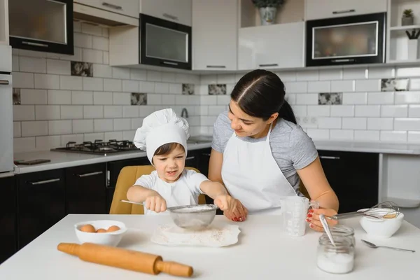 Young Beautiful Mother Preparing Food Home Kitchen Her Little Son — Stock Photo, Image