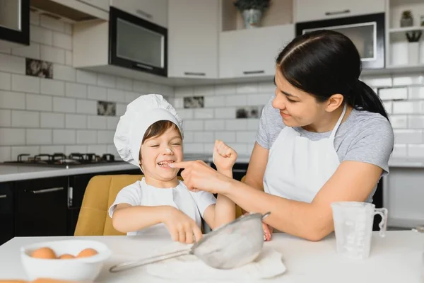 Felice Mamma Suo Piccolo Figlio Scuotendo Uova Crude Ciotola Prima — Foto Stock