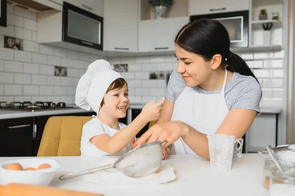 Filho Mãe Preparando Massa Juntos — Fotografia de Stock