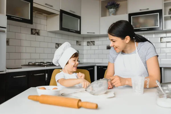 Son Mother Preparing Dough Together — Stock Photo, Image