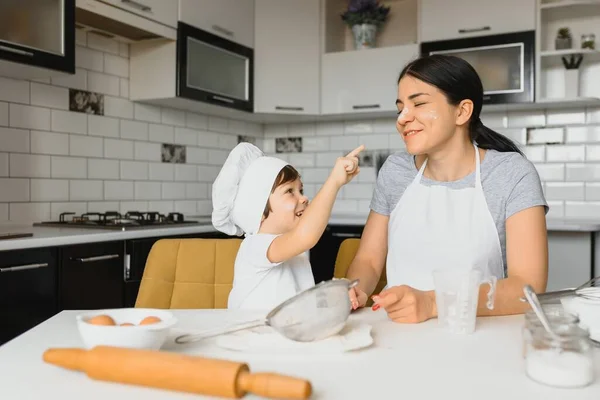 Sorridente Madre Figlio Divertirsi Cucina — Foto Stock