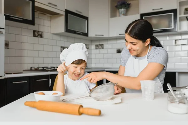 Una Famiglia Felice Mamma Insegna Suo Figlio Cucinare Menu Della — Foto Stock