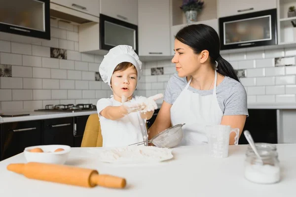 Młoda Piękna Matka Przygotowuje Jedzenie Domu Kuchni Wraz Swoim Synkiem — Zdjęcie stockowe