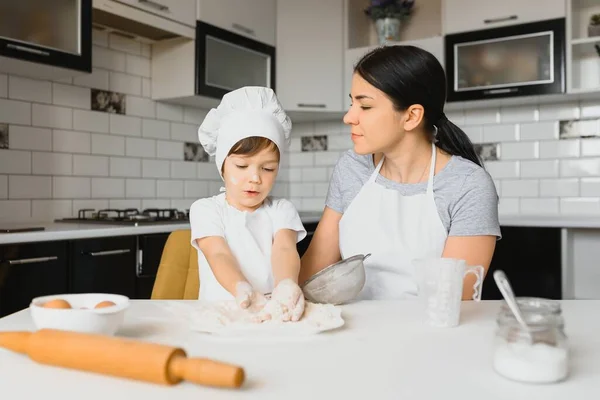 Familia Feliz Madre Enseñando Hijo Cocinar Menú Torta Por Mañana — Foto de Stock
