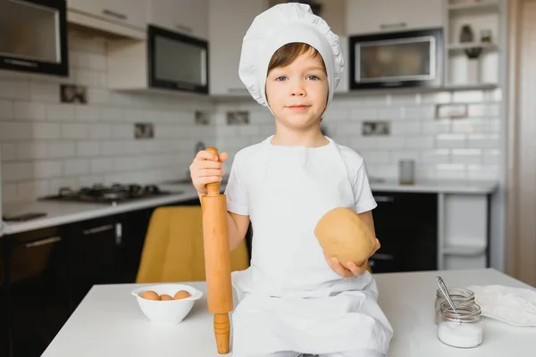 Mały Chłopiec Kuchni Cute Chłopiec Nosi Kapelusz Szefa Kuchni Fartuch — Zdjęcie stockowe