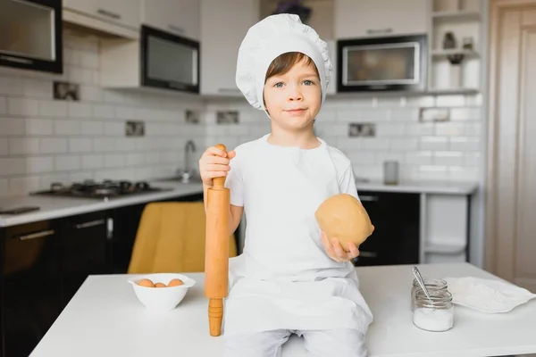 Ragazzo Con Cappello Cuoco Seduto Bancone Una Cucina Bambino Cucina — Foto Stock