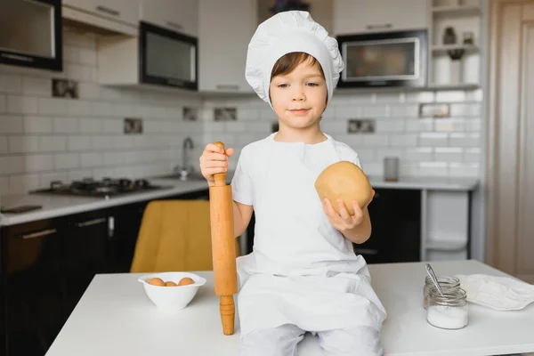 Ragazzo Con Cappello Cuoco Seduto Bancone Una Cucina Bambino Cucina — Foto Stock