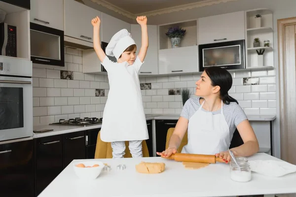 Ragazzino Aiutare Madre Con Cottura Cucina Piedi Bancone Accanto Lei — Foto Stock