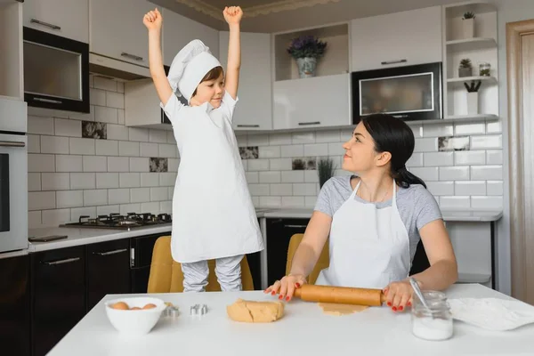 Счастливая Мать Маленький Сын Кухне Счастливое Время Общение — стоковое фото