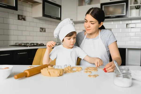 Giovane Madre Figlio Cucina Facendo Biscotti — Foto Stock