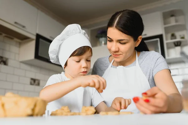 Pequeño Niño Ayudando Madre Con Cocción Cocina Pie Mostrador Junto — Foto de Stock