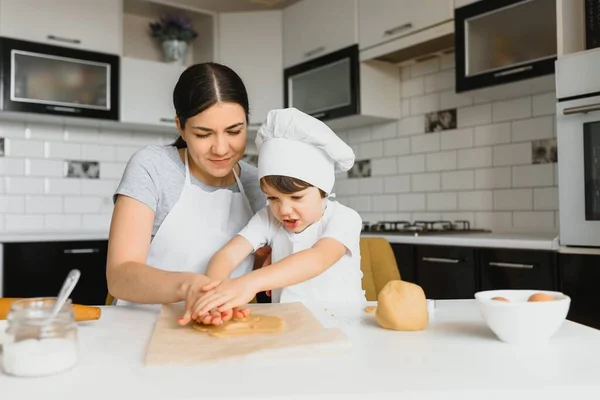 Šťastná Matka Malý Syn Kuchyni Šťastný Čas Spolužití — Stock fotografie