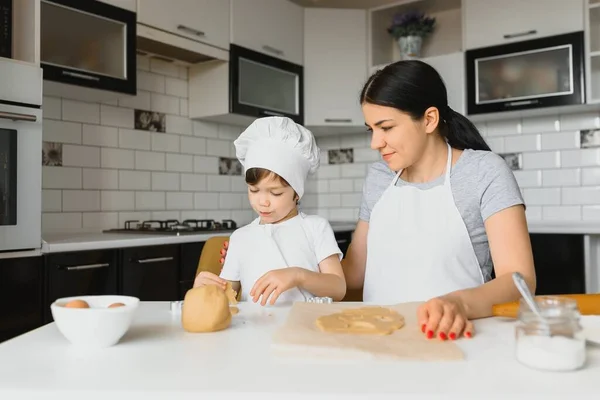 Pequeño Niño Ayudando Madre Con Cocción Cocina Pie Mostrador Junto — Foto de Stock