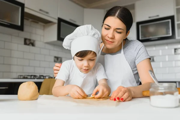 Felice Madre Bambino Cucina Preparare Biscotti — Foto Stock