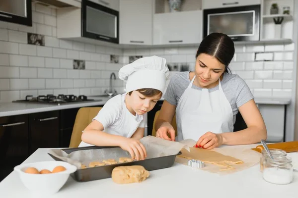 Famiglia Felice Cucina Madre Figlio Preparare Biscotti — Foto Stock