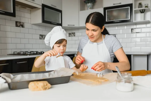 Una Famiglia Felice Mamma Insegna Suo Figlio Cucinare Menu Della — Foto Stock