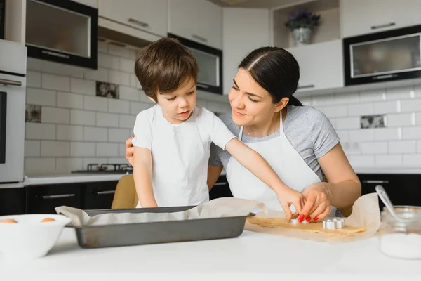 Lycklig Mor Och Liten Son Köket Lycklig Tid Och Samhörighet — Stockfoto