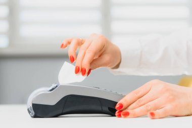 Ödemek için kredi kartı araklama makinesini kullan. Kredi kartı ile ödeme için terminalden geçir. Kredi kartı ödemesi bir alışveriş terminalinden yapılıyor. Yeni kıyafet koleksiyonu için kredi kartı ödemesi