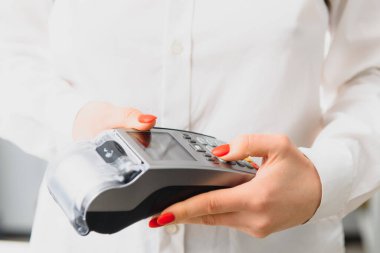 El ve parmaklar el tutulan bir raptiye ile pimi giriyor..