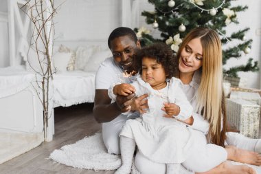 Mutlu çok ırklı aile Noel 'de hediyelerle