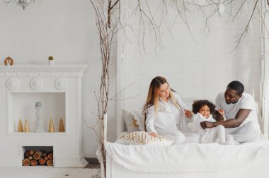 Küçük kızlarıyla birlikte mutlu bir ırk çifti.