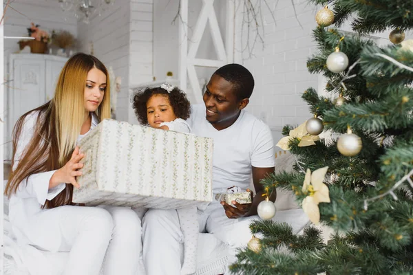 Família Multirracial Feliz Com Presentes Natal — Fotografia de Stock