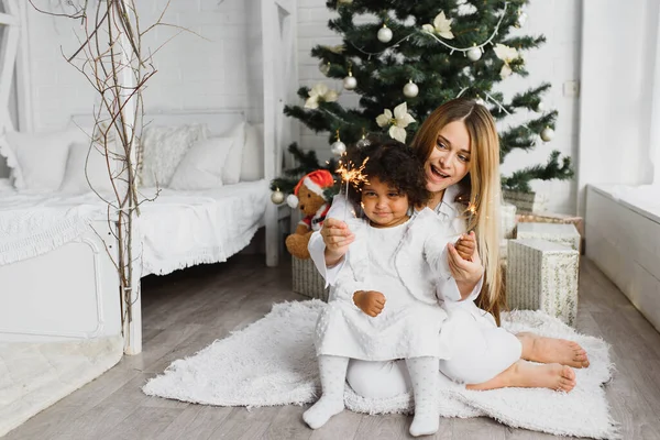 Feliz Natal Boas Festas Mãe Alegre Sua Filha Bonita Árvore — Fotografia de Stock