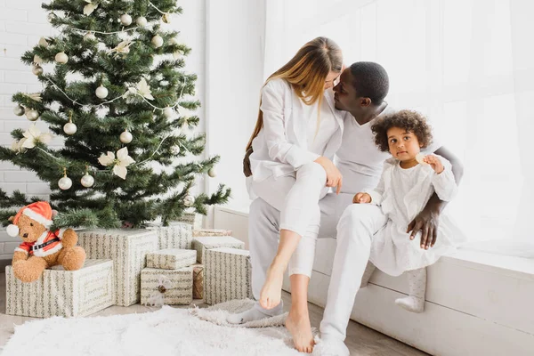 Família Que Estabelece Conjunto Uma Cama — Fotografia de Stock