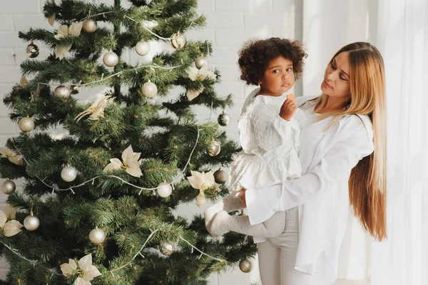 Família Multirracial Feliz Com Presentes Natal — Fotografia de Stock