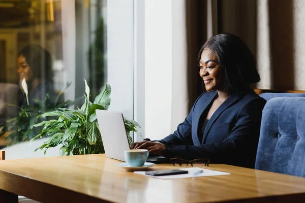 Feliz Joven Afroamericana Mujer Negocios Utilizando Computadora Oficina — Foto de Stock