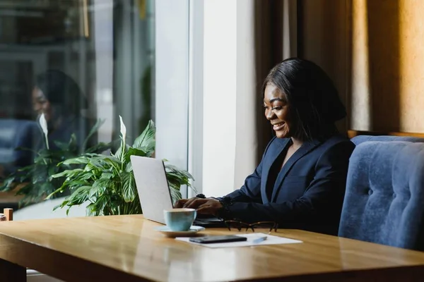 Happy Young African American Businesswoman Using Computer Office — Stock Photo, Image