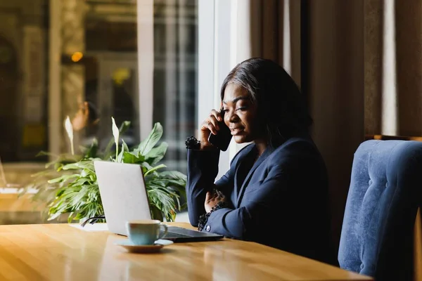 Joven Mujer Negocios Negra Hablando Por Teléfono Cafetería — Foto de Stock