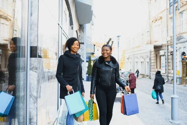 Νέες Μαύρες Γυναίκες Που Πάνε Για Ψώνια Αφρο Αμερικανίδες Τσάντες — Φωτογραφία Αρχείου
