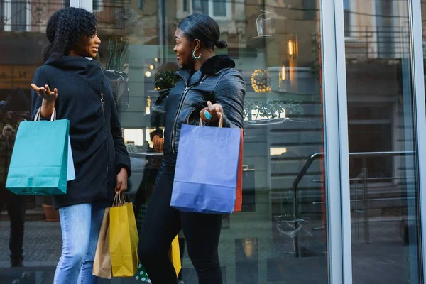 Δύο Χαρούμενες Αφρο Αμερικανίδες Φίλες Πάνε Για Ψώνια — Φωτογραφία Αρχείου