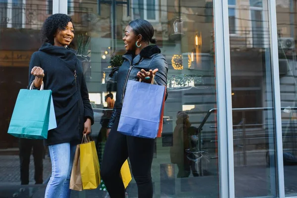 Unga Svarta Kvinnor Som Ska Shoppa Afroamerikanska Tjejer Med Shoppingväskor — Stockfoto