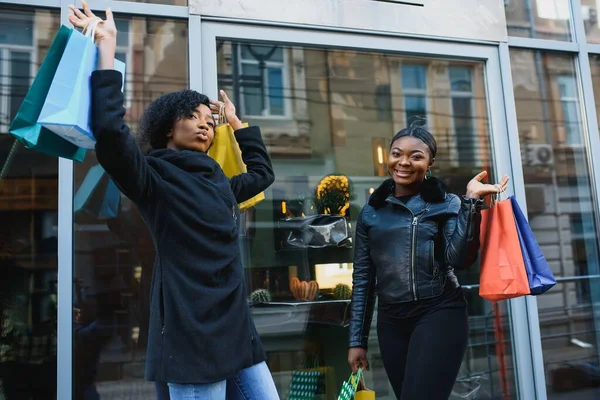 Mujeres Negras Jóvenes Yendo Compras Chicas Afroamericanas Con Bolsas Compras — Foto de Stock