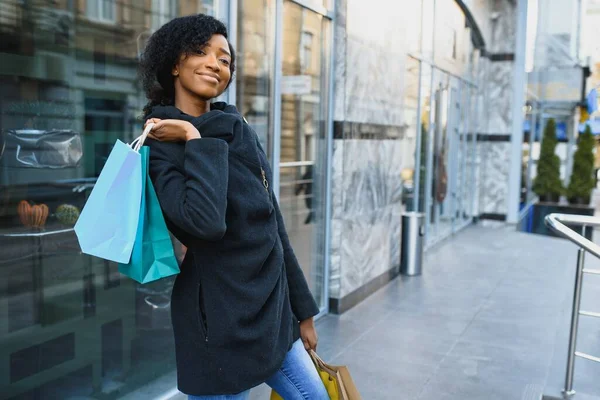 Joven Mujer Negra Sosteniendo Bolsas Compras — Foto de Stock