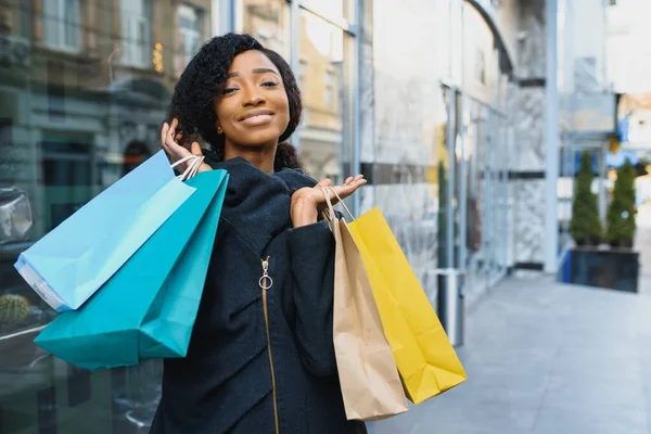 Afrikansk Amerikansk Kvinna Shoppar Säsongsrabatter Vårförsäljning — Stockfoto