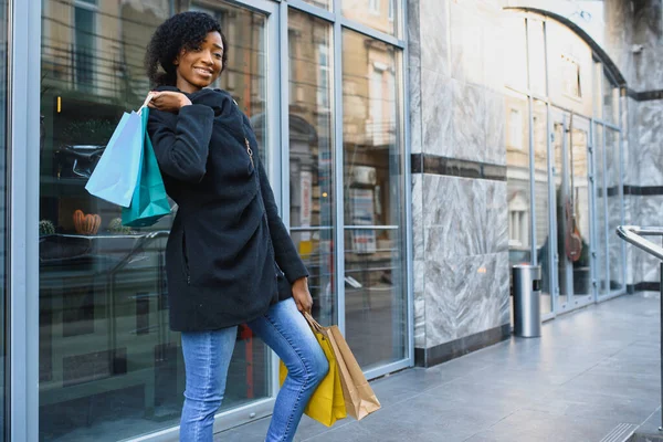 Afrikansk Amerikansk Kvinna Shoppar Säsongsrabatter Vårförsäljning — Stockfoto