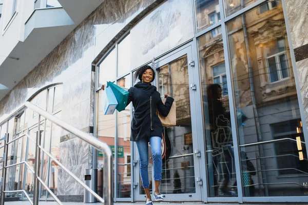 Hermosa Mujer Afroamericana Pelo Rizado Pie Centro Comercial Con Bolsas — Foto de Stock