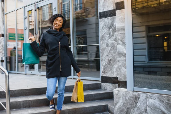 Una Mujer Afroamericana Comprando Descuentos Temporada Venta Primavera — Foto de Stock