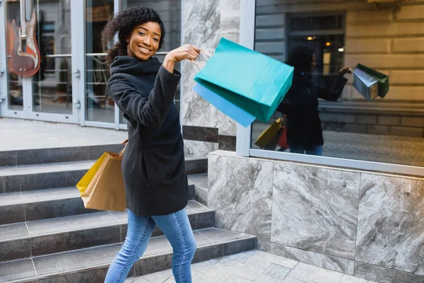 Una Mujer Afroamericana Comprando Descuentos Temporada Venta Primavera — Foto de Stock