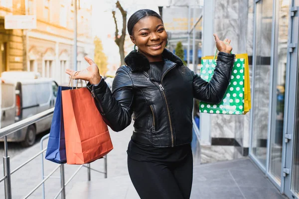Een Winkelende Zwarte Vrouw Dragen Boodschappentassen Outdoor — Stockfoto