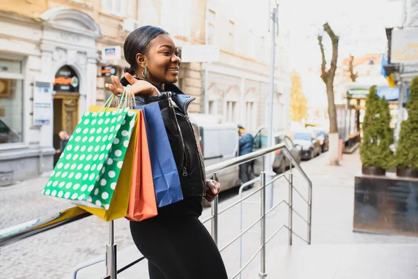 Afrikansk Amerikansk Kvinna Shoppar Säsongsrabatter Vårförsäljning — Stockfoto