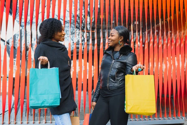 Dos Amigas Negras Sonrientes Compras Charlando — Foto de Stock